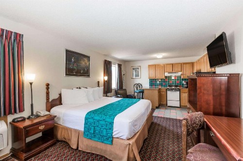 Howard Johnson by Wyndham Wichita Airport - image 14