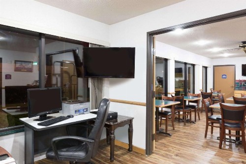 Howard Johnson by Wyndham Wichita Airport - image 15