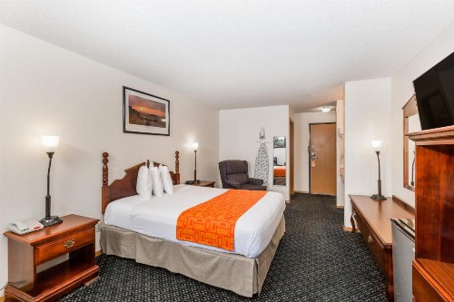 Howard Johnson by Wyndham Wichita Airport - image 17