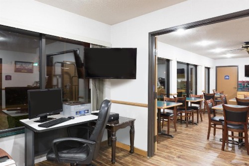 Howard Johnson by Wyndham Wichita Airport - image 27