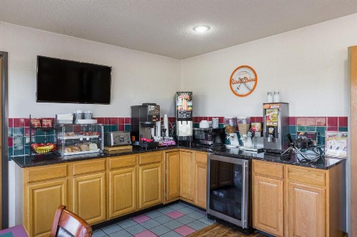 Howard Johnson by Wyndham Wichita Airport - image 28
