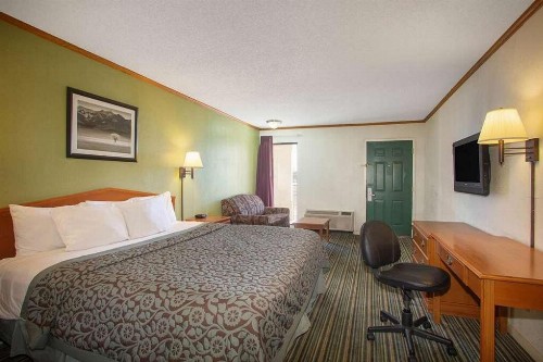 Days Inn by Wyndham Wichita West Near Airport - image 2