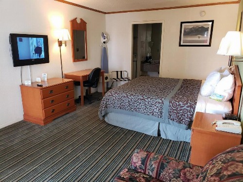 Days Inn by Wyndham Wichita West Near Airport - image 4