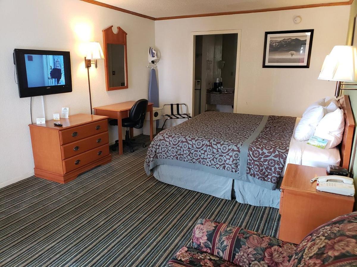 Days Inn by Wyndham Wichita West Near Airport - image 4