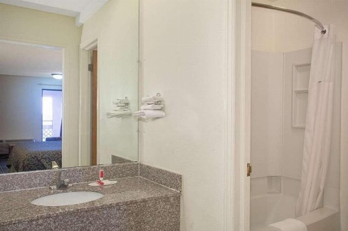 Days Inn by Wyndham Wichita West Near Airport - image 5