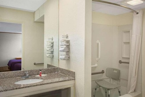 Days Inn by Wyndham Wichita West Near Airport - image 6
