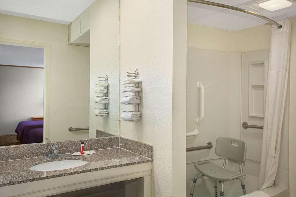 Days Inn by Wyndham Wichita West Near Airport - image 6