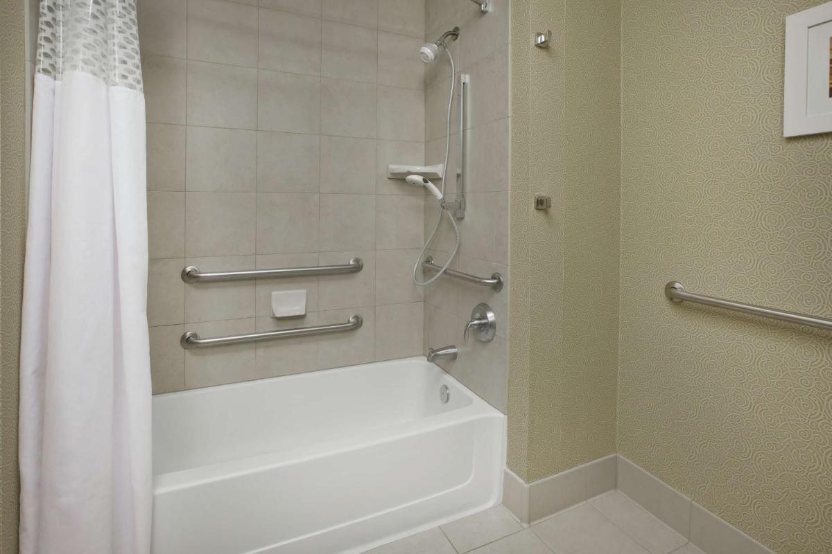 Hampton Inn & Suites Wichita-Northeast - image 2