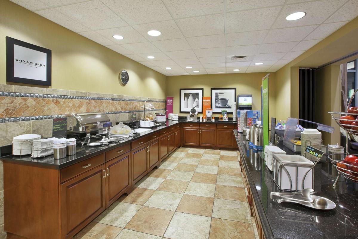 Hampton Inn & Suites Wichita-Northeast - image 4