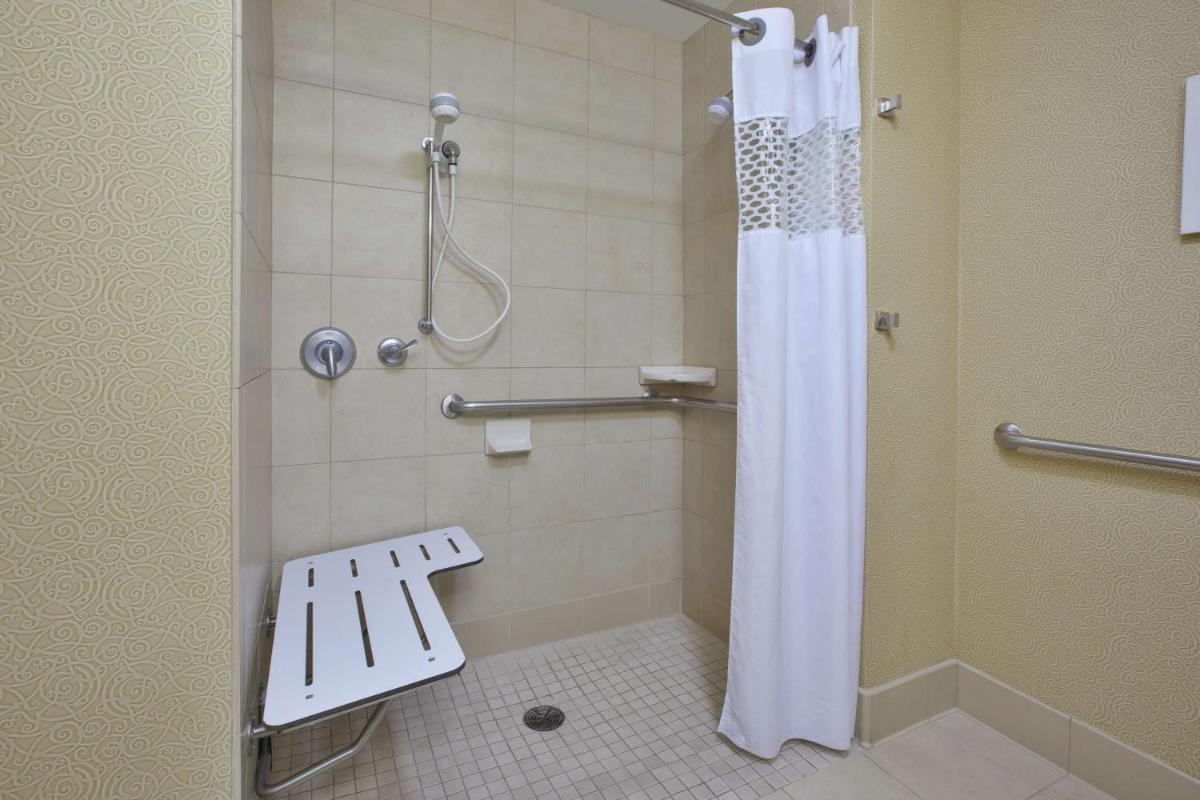Hampton Inn & Suites Wichita-Northeast - image 5