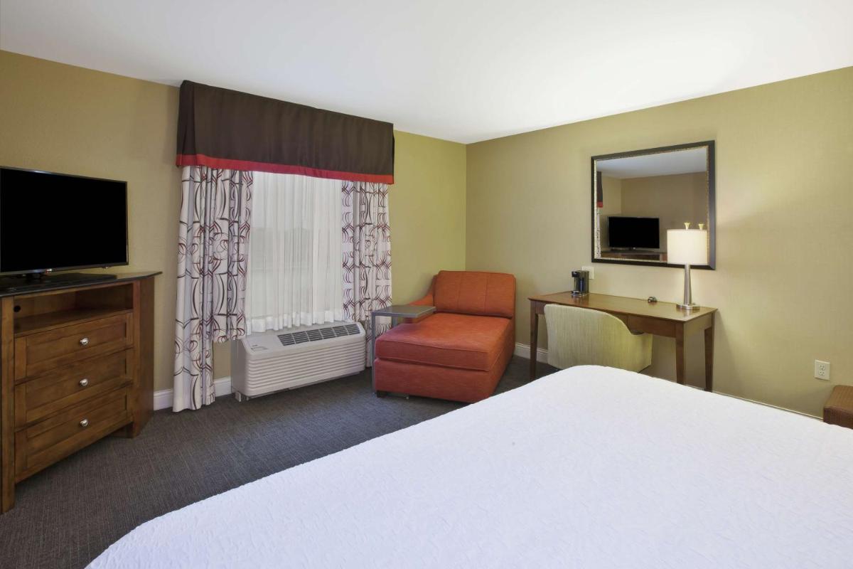 Hampton Inn & Suites Wichita-Northeast - image 7