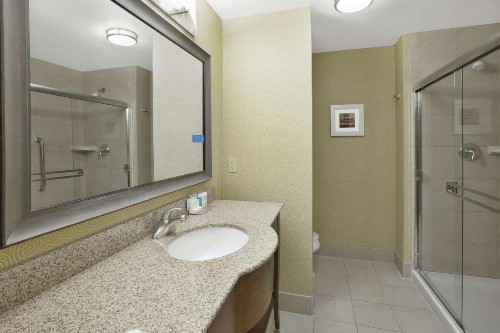 Hampton Inn & Suites Wichita-Northeast - image 9