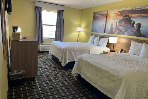 Sky Palace Inn & Suites Wichita North - image 1