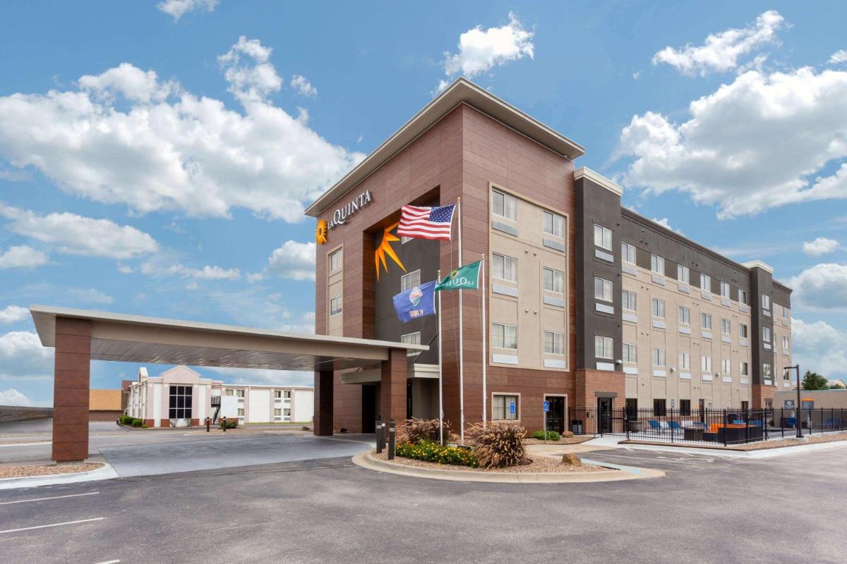 La Quinta by Wyndham Wichita Airport - image 2