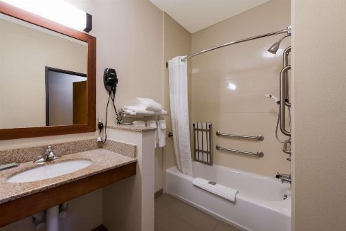 Comfort Inn East Wichita - image 10