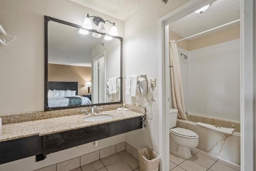 Quality Suites Airport Wichita - image 10