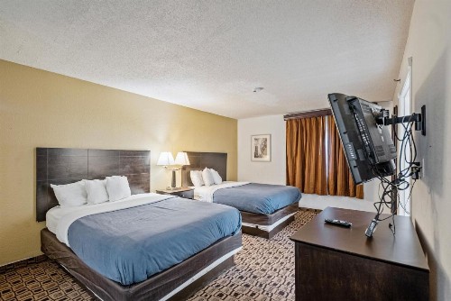 Quality Suites Airport Wichita - image 11