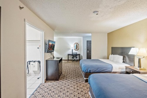 Quality Suites Airport Wichita - image 12