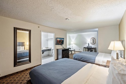 Quality Suites Airport Wichita - image 14