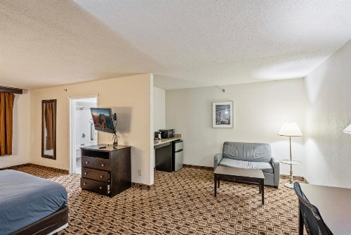 Quality Suites Airport Wichita - image 15