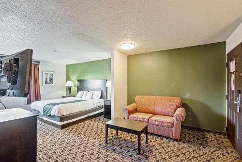 Quality Suites Airport Wichita - image 2