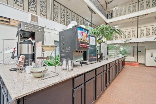 Quality Suites Airport Wichita - image 22