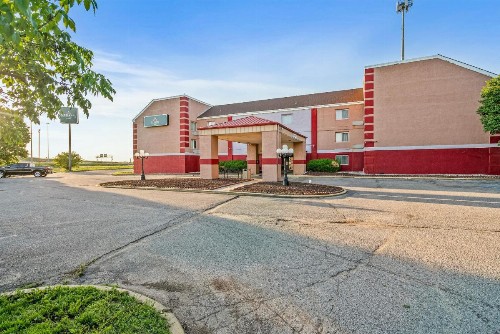 Quality Suites Airport Wichita - image 26