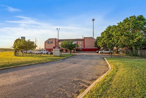 Quality Suites Airport Wichita - image 27