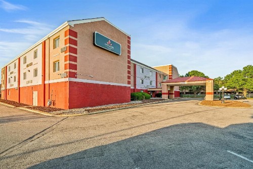 Quality Suites Airport Wichita - image 28