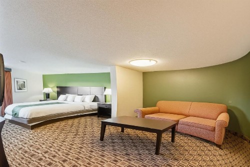 Quality Suites Airport Wichita - image 3