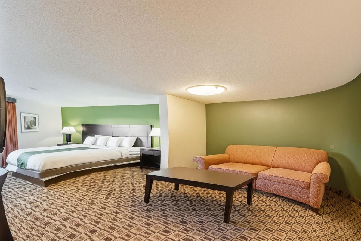 Quality Suites Airport Wichita - image 3