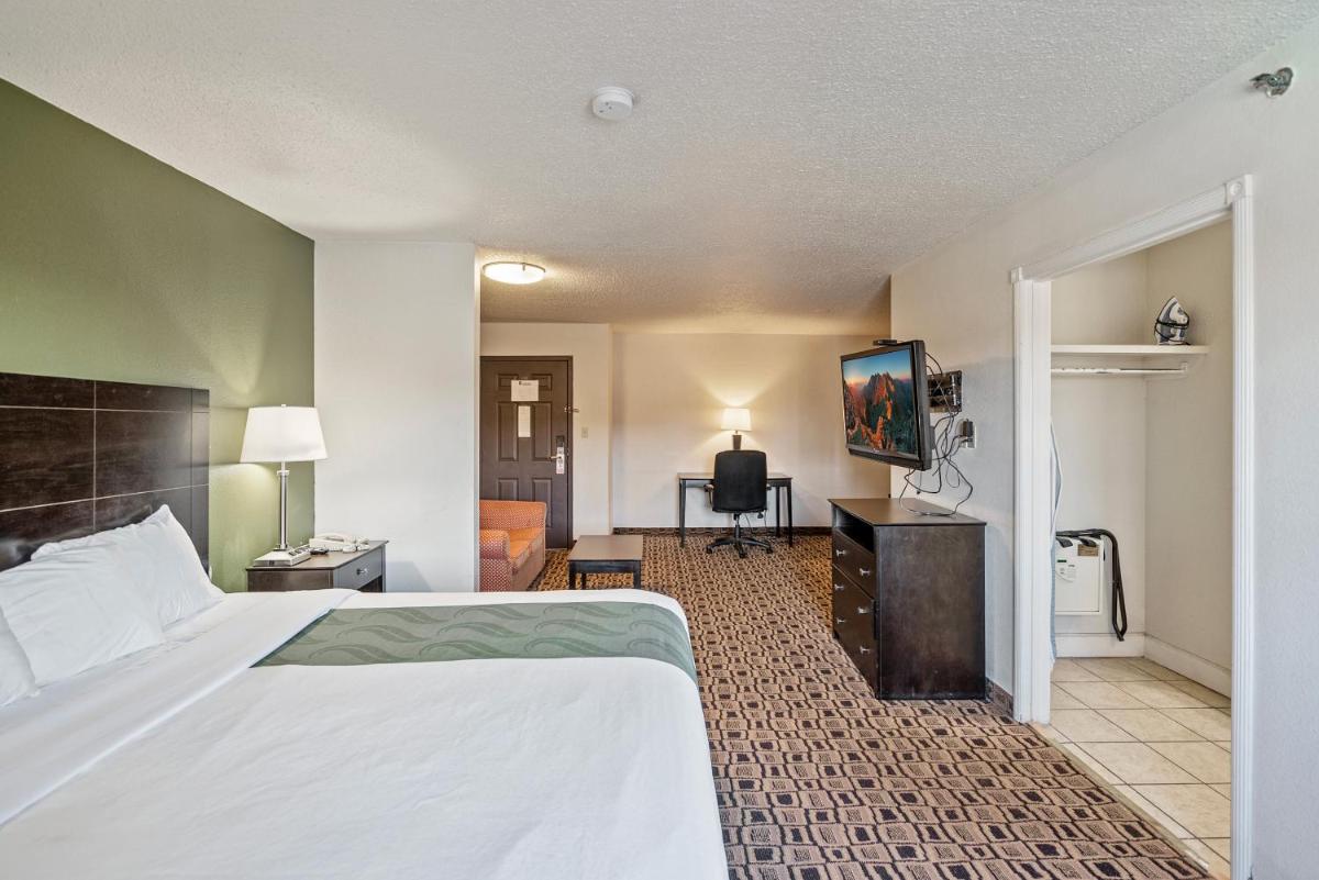 Quality Suites Airport Wichita - image 4