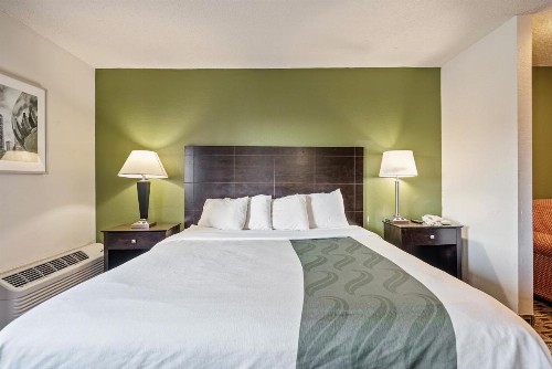 Quality Suites Airport Wichita - image 5