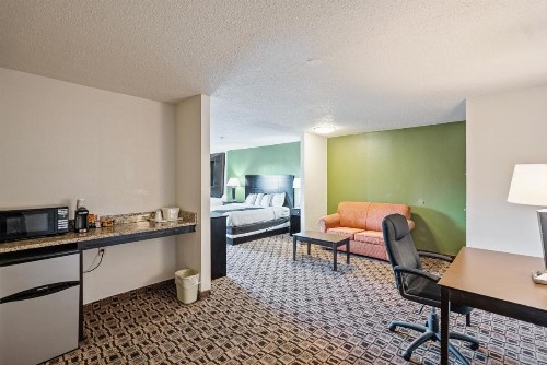 Quality Suites Airport Wichita - image 7
