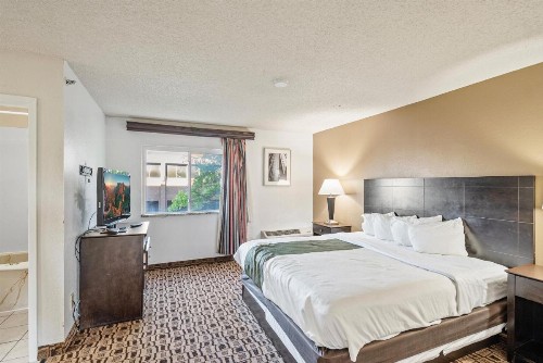 Quality Suites Airport Wichita - image 8