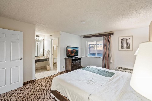 Quality Suites Airport Wichita - image 9