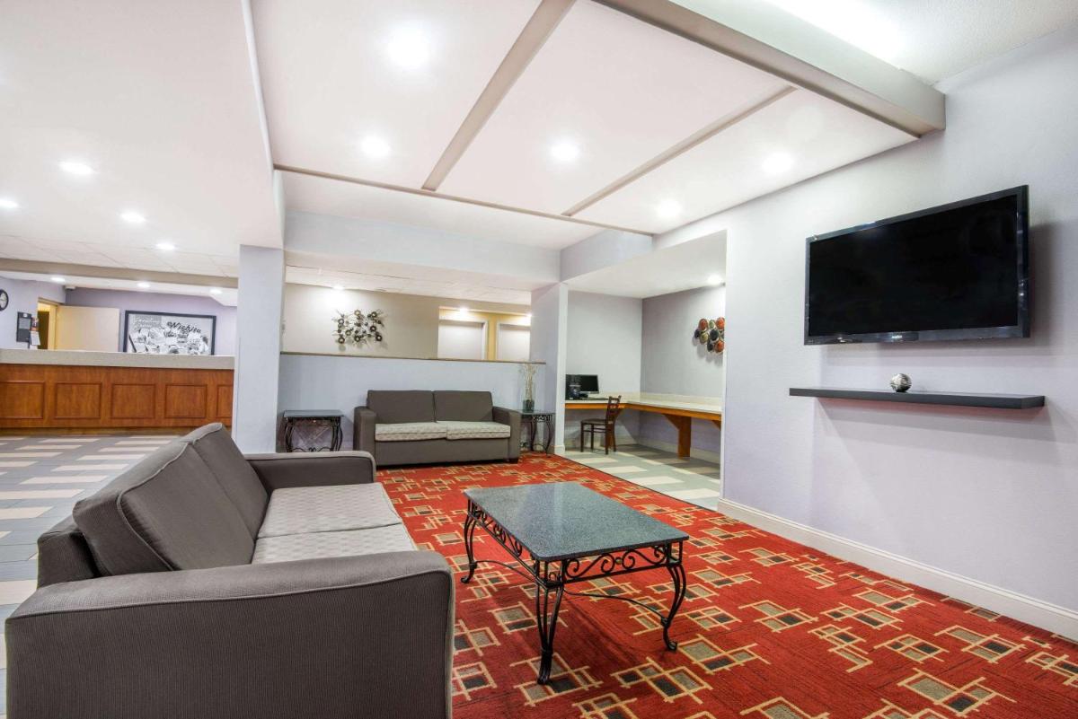 Super 8 by Wyndham Wichita South - main image