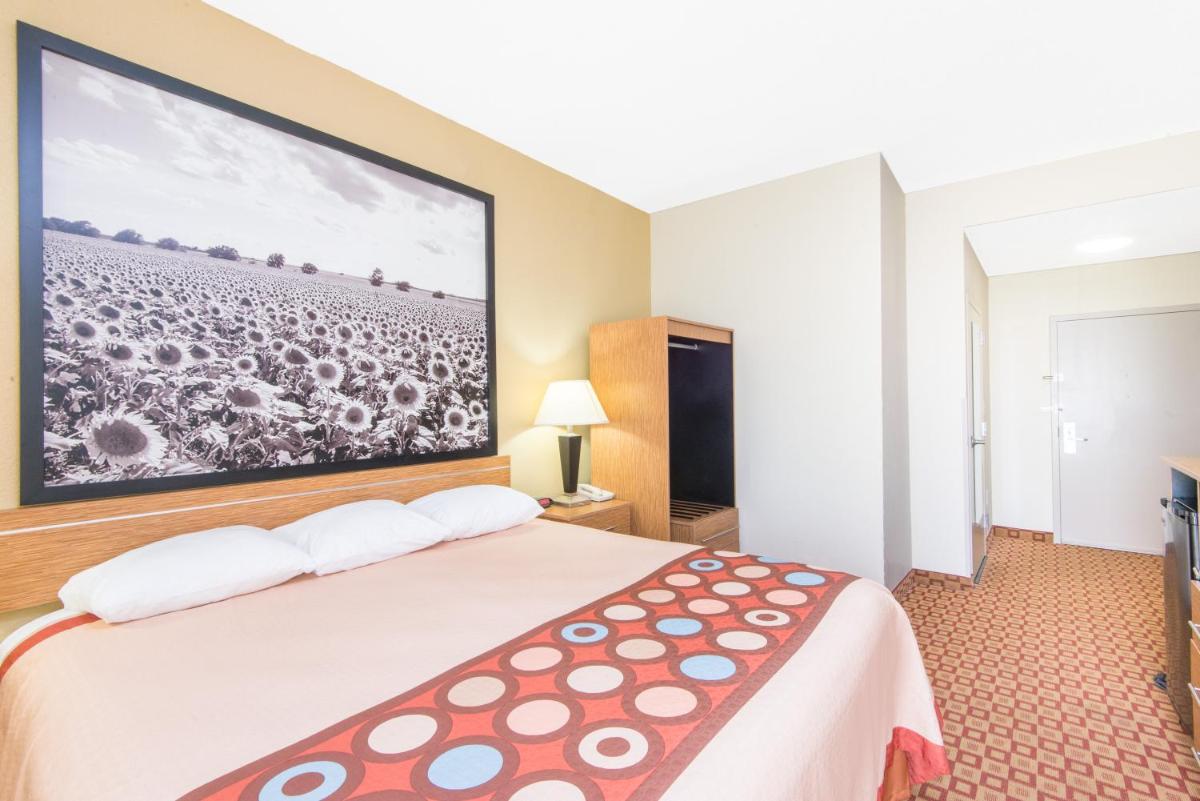 Super 8 by Wyndham Wichita South - image 2