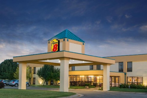 Super 8 by Wyndham Wichita South - image 20