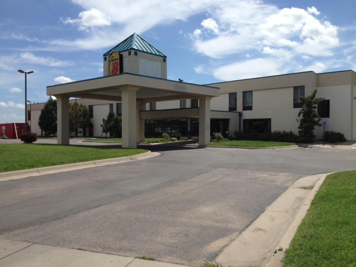 Super 8 by Wyndham Wichita South - image 7