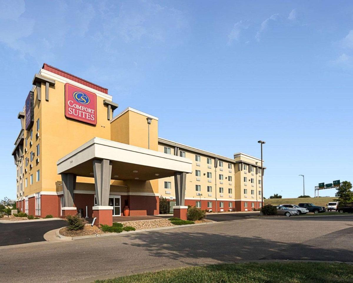 Comfort Suites Airport Wichita - main image