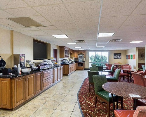 Comfort Suites Airport Wichita - image 15