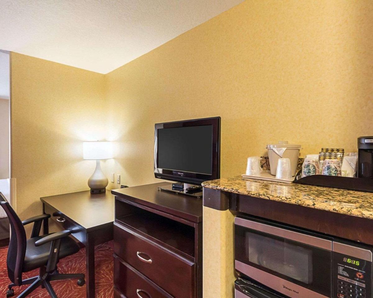 Comfort Suites Airport Wichita - image 3