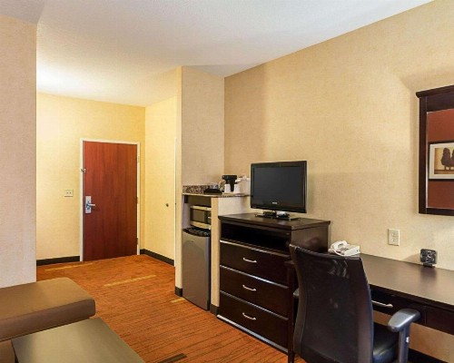 Comfort Suites Airport Wichita - image 5