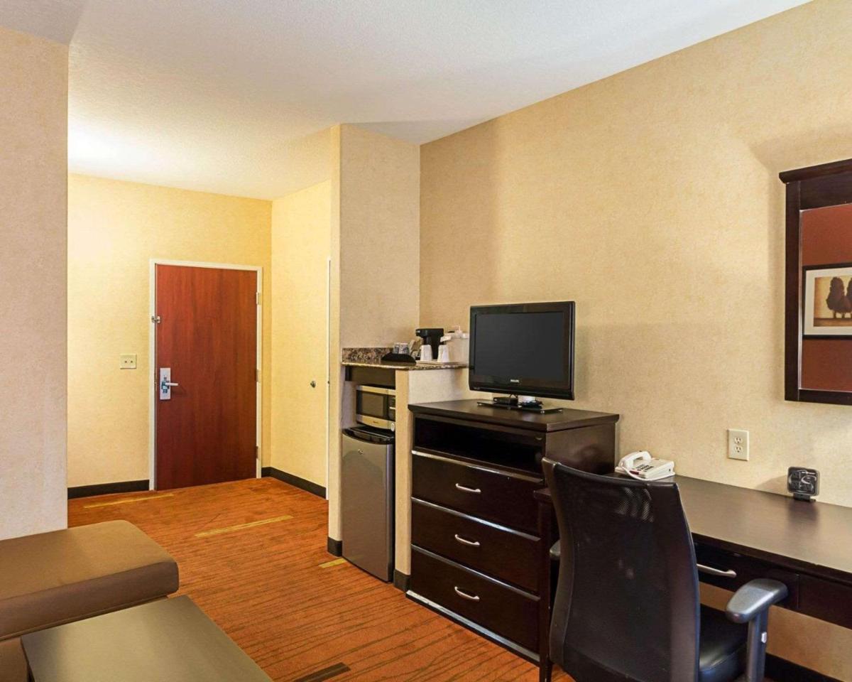 Comfort Suites Airport Wichita - image 5