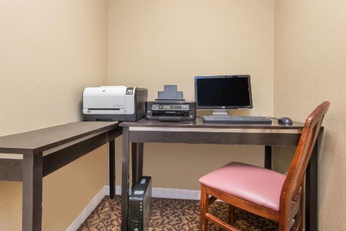 Hawthorn Suites Wichita East - image 35
