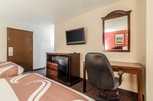 Quality Inn South - image 16