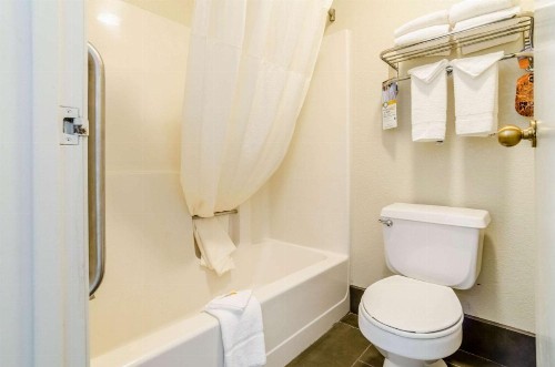 Quality Inn South - image 19