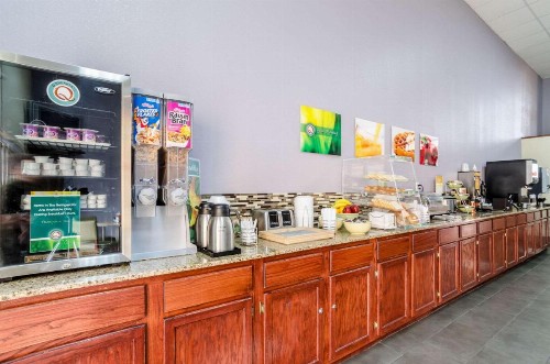 Quality Inn South - image 30