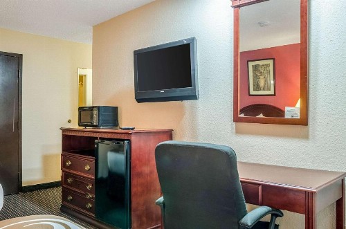 Quality Inn South - image 8